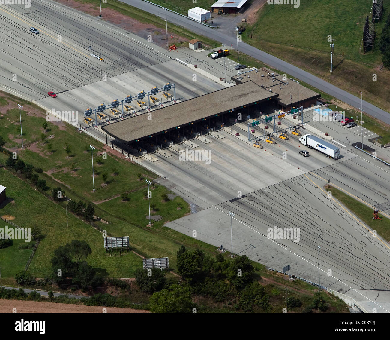 Luftaufnahme über Maut Plaza interstate i-70 Pennsylvania turnpike Stockfoto