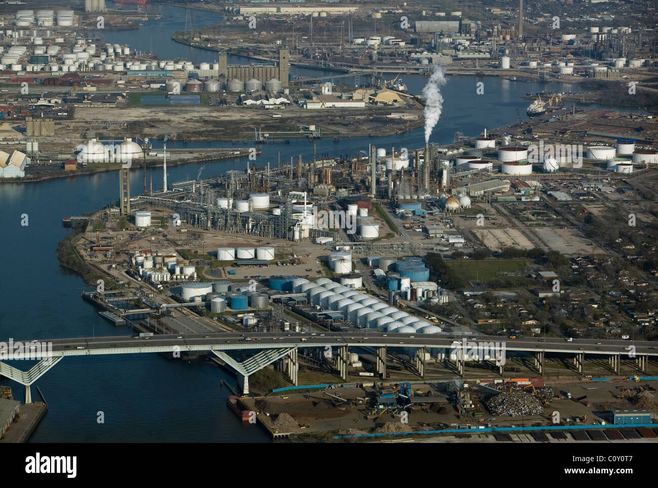 Luftaufnahme über Shell Deer Park Raffinerie Sidney Sherman Brücke interstate 610 Port of Houston Texas Stockfoto