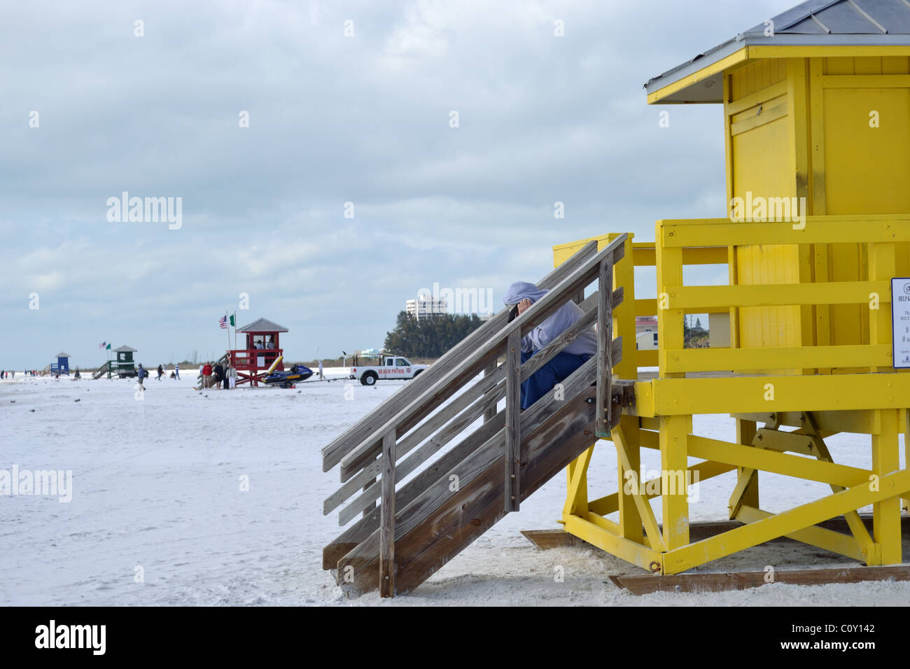 Helle, gelbe Rettungsschwimmer-Hütte auf Siesta Key Beach in Sarasota, Florida Stockfoto