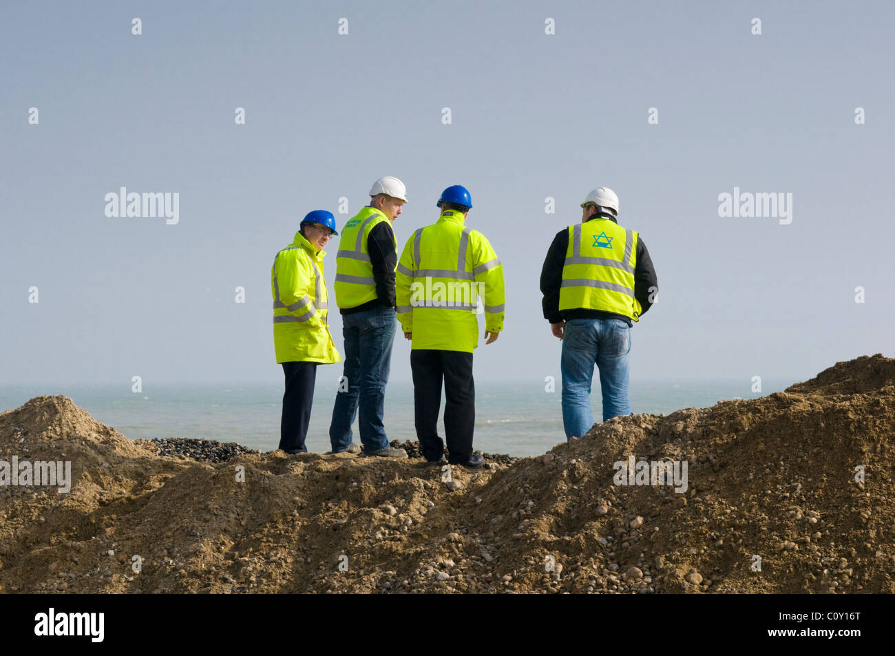 Site-Manager Überwachung Strand Restaurierungsarbeiten Stockfoto
