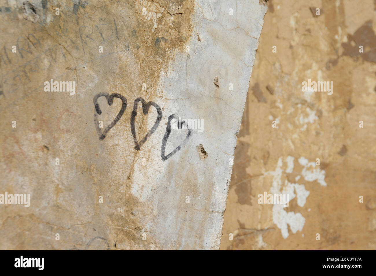 drei Herzen Graffiti auf alten Mauer Stockfoto