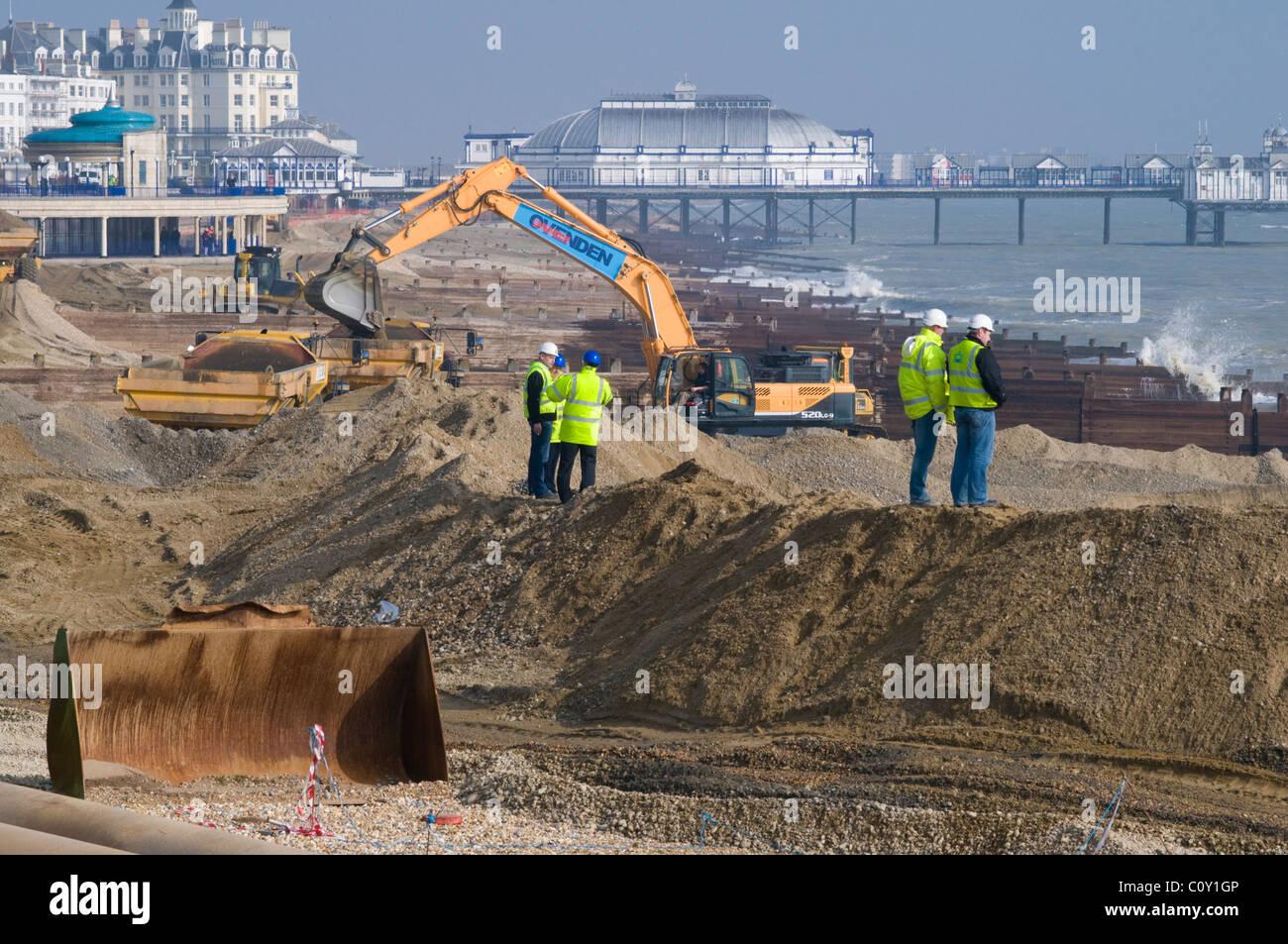 Site-Manager Überwachung Strand Restaurierungsarbeiten an der Eastbourne, East Sussex, Großbritannien Stockfoto