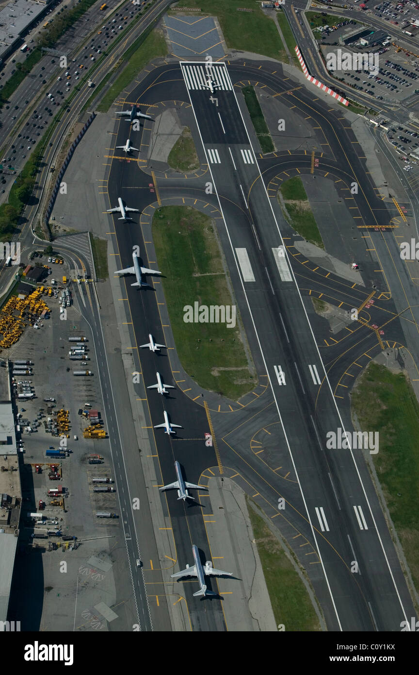 Luftbild oben abfliegende Flugzeuge Start-und Landebahn 4 LaGuardia Flughafen Queens New York Stockfoto