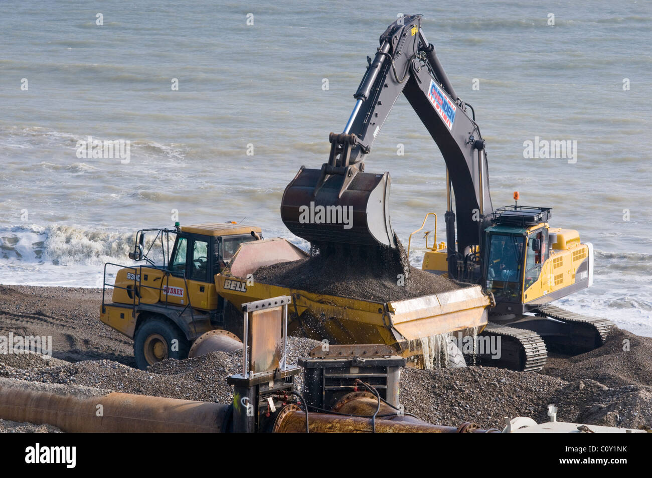 Volvo EC460C Crawler Bagger laden Aggregat in einen Dell B30D artikuliert LKW für Strand-Restaurierung Stockfoto