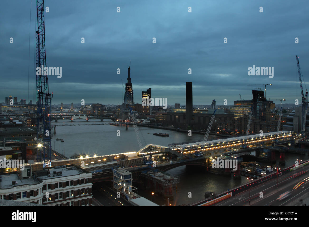 Nacht Arbeit an der neuen Station Blackfriars Bridge über die Themse in London, mit dem neuen Shard Turm am Horizont. Stockfoto