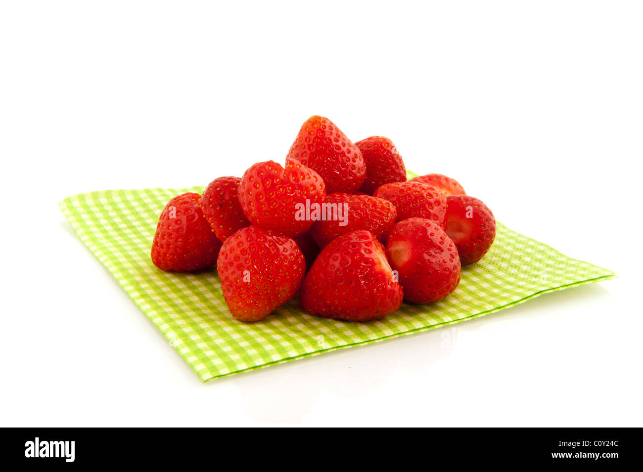 Frische Erdbeeren auf karierte grüne Serviette isoliert auf weiß Stockfoto