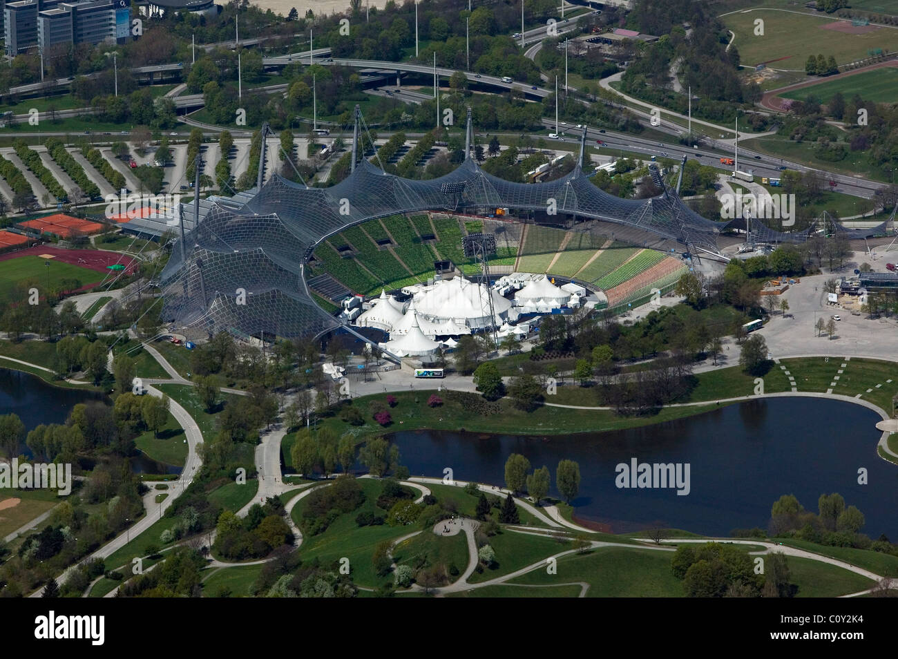 Luftaufnahme über dem Olympischen Stadion Olympiastadion München Stockfoto