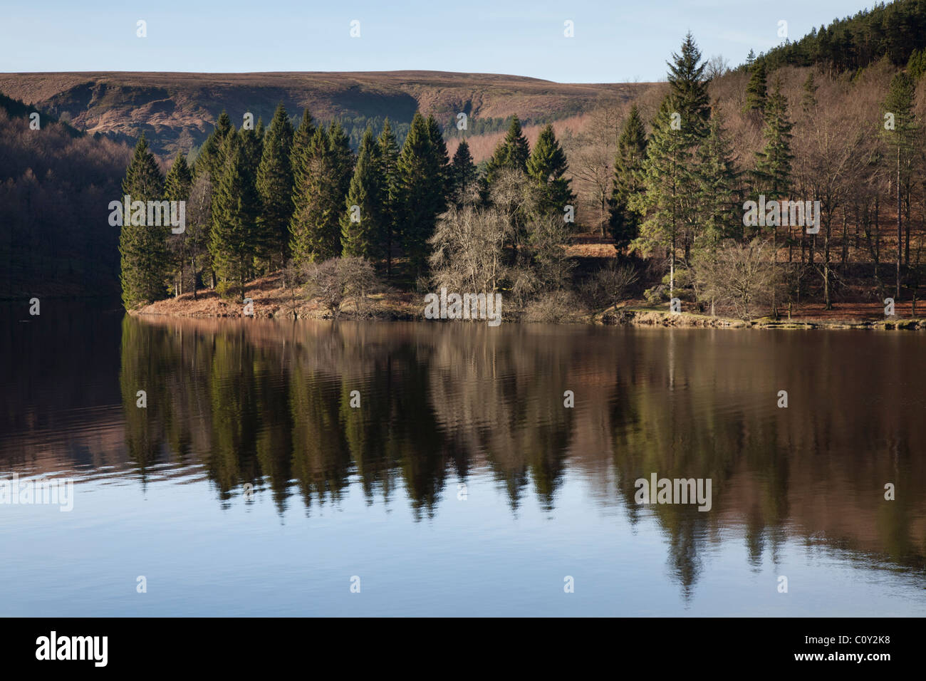 Upper Derwent Valley Reservoir mit Reflexionen von Bäumen und Hügeln im Land Szene Stockfoto