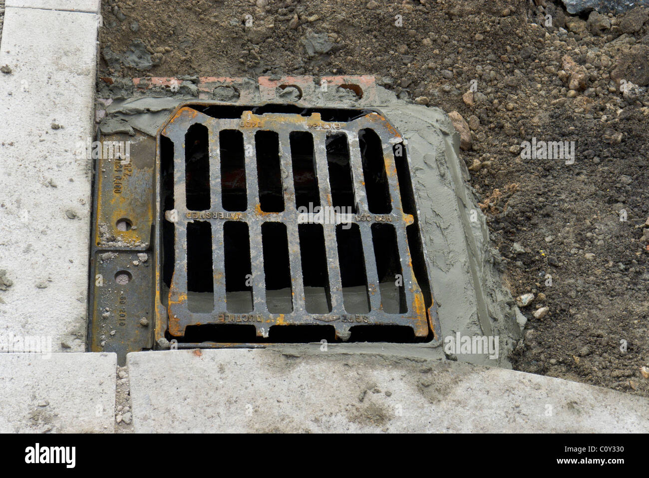 METALL EISEN ARBEIT ROST FÜR ABFLUSS/KANAL IN SNEINTON MARKTPLATZ BEREICH NOTTINGHAM Stockfoto