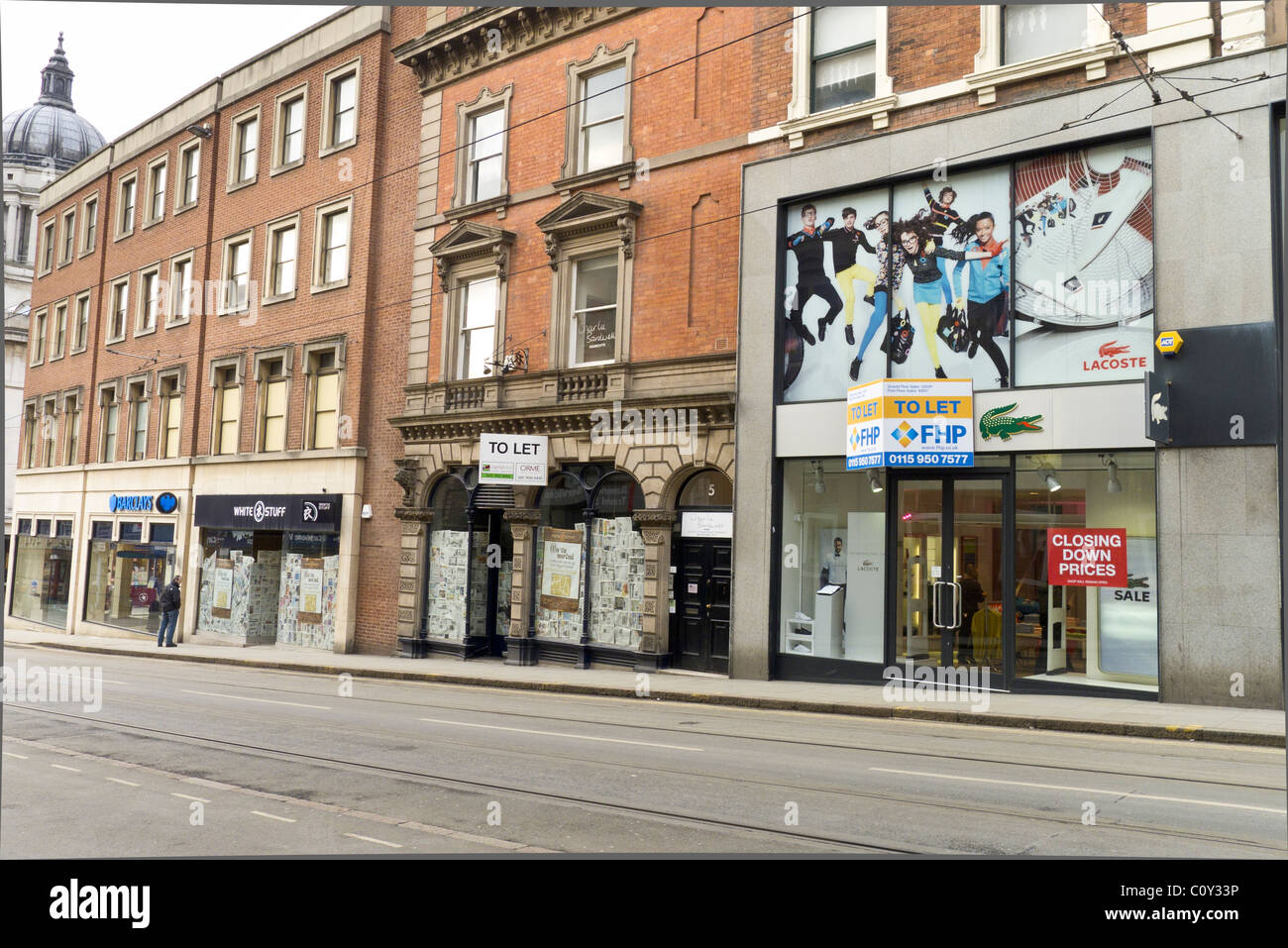 Nottingham Geschäfte geschlossen im März 2011 während der Wirtschaftskrise zu lassen. Lacoste und weißes Material Kleidung. Stockfoto