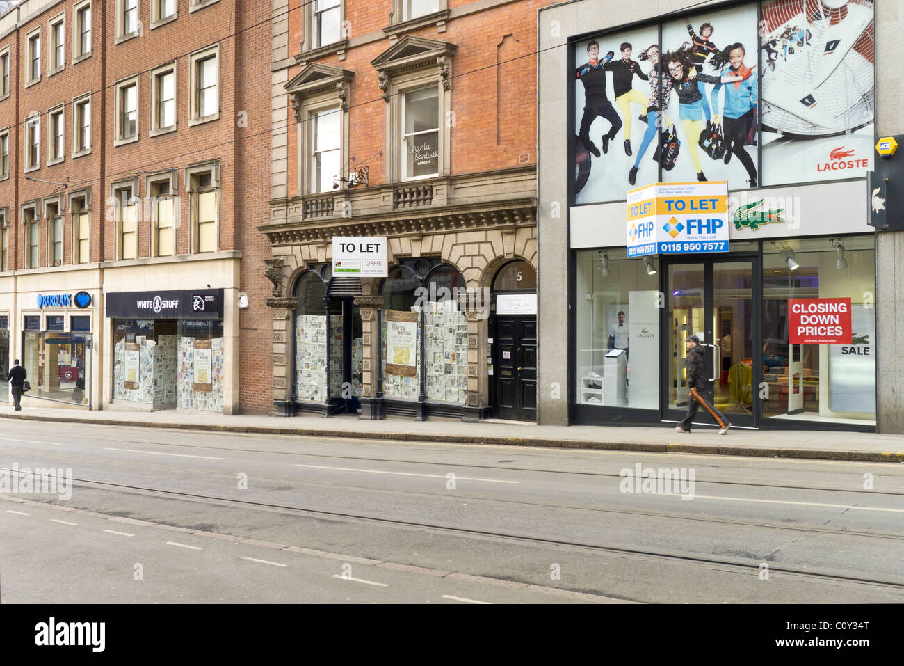 Nottingham Geschäfte geschlossen im März 2011 während der Wirtschaftskrise zu lassen. Lacoste und weißes Material Kleidung. Stockfoto