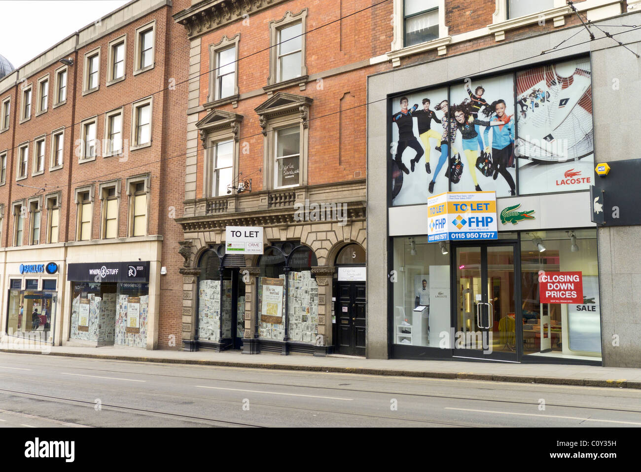 Nottingham Geschäfte geschlossen im März 2011 während der Wirtschaftskrise zu lassen. Beschilderung für weißes Material Bekleidung. Zeitungen unter Windows Stockfoto