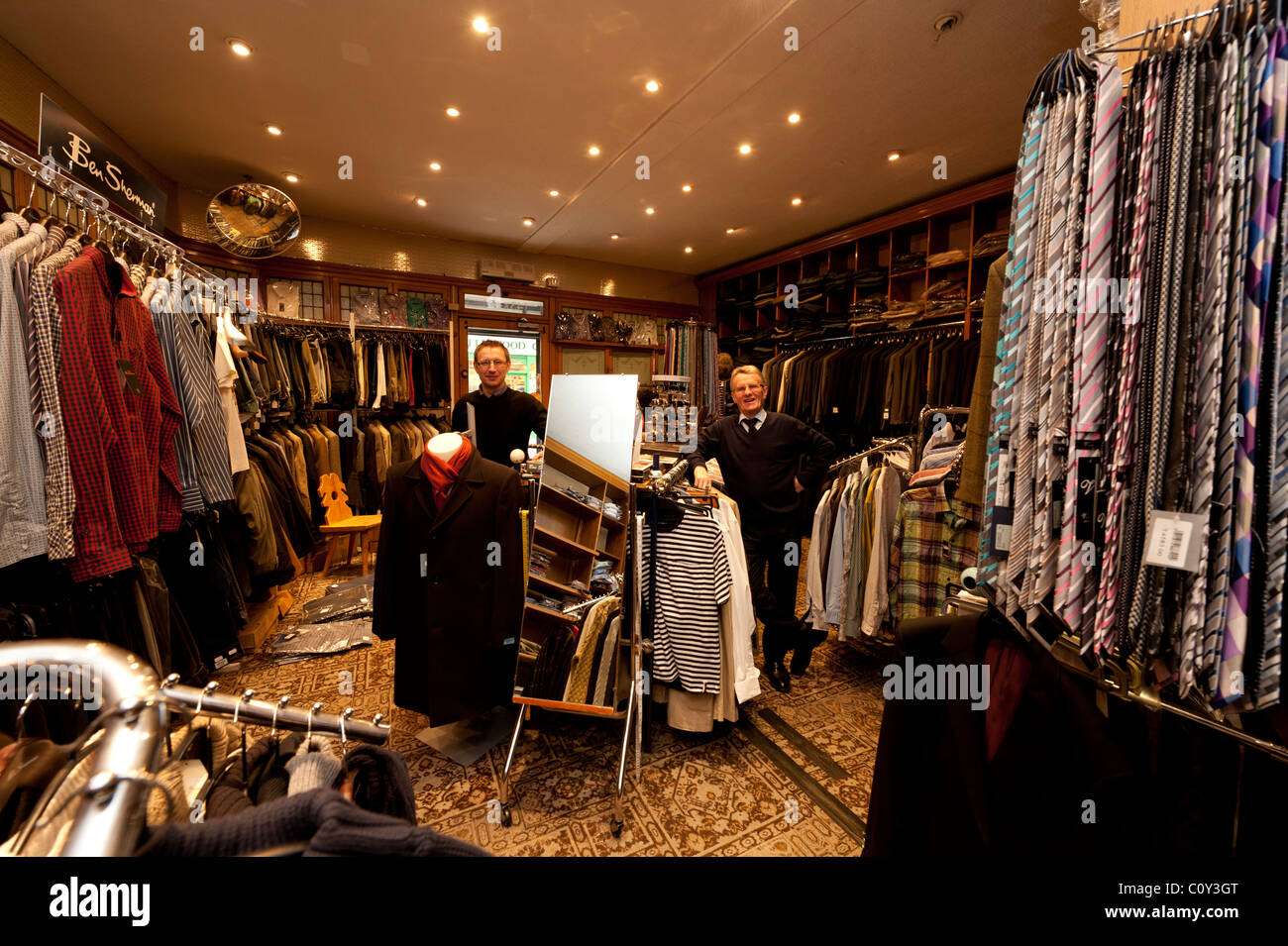 Brian John, der Besitzer eines kleinen unabhängigen Herren Bekleidung Shop in Aberystwyth Wales UK Stockfoto