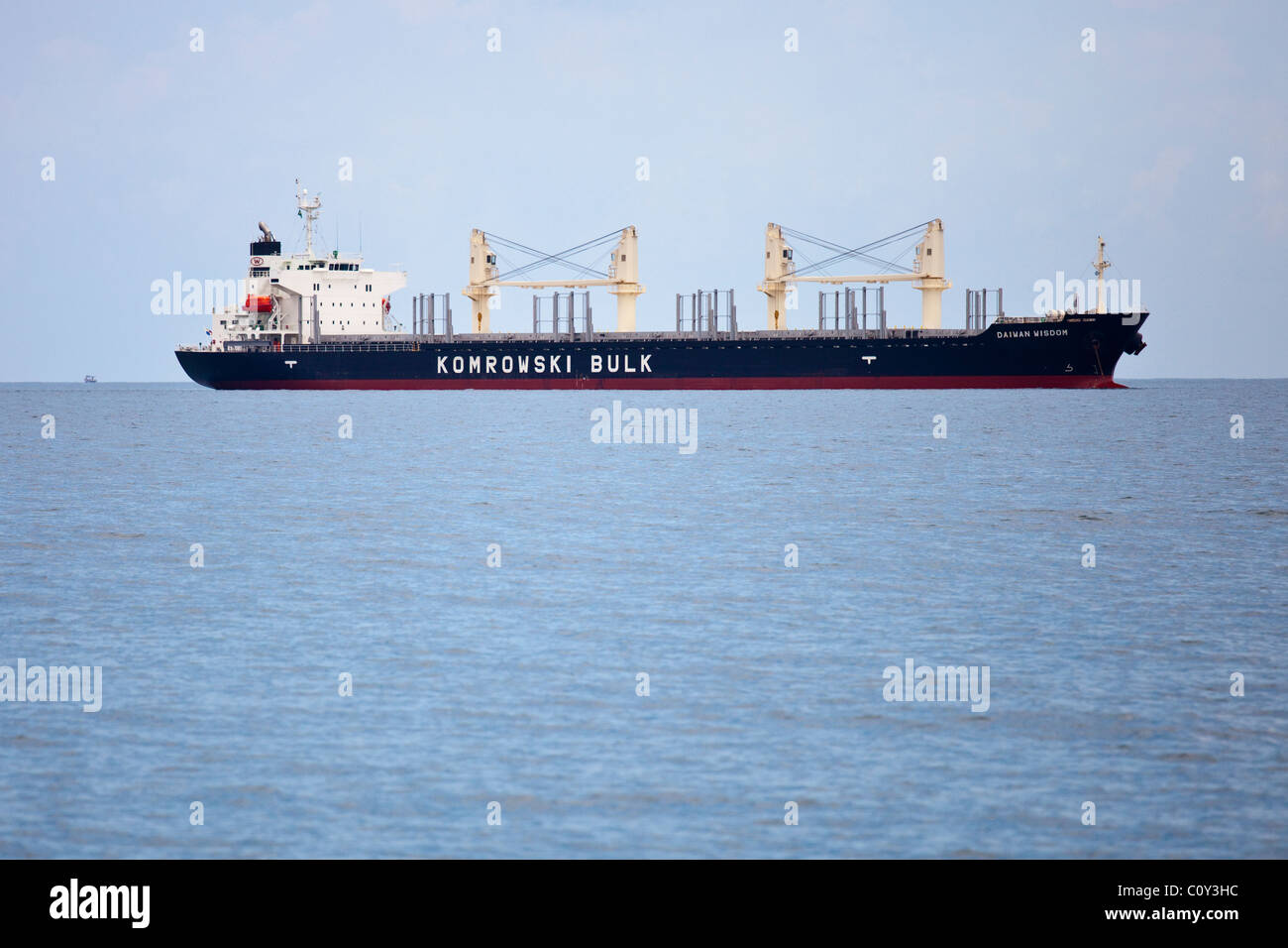 Frachtschiff im Baia de Todos os Santos oder Bucht aller Heiligen, Salvador, Brasilien Stockfoto