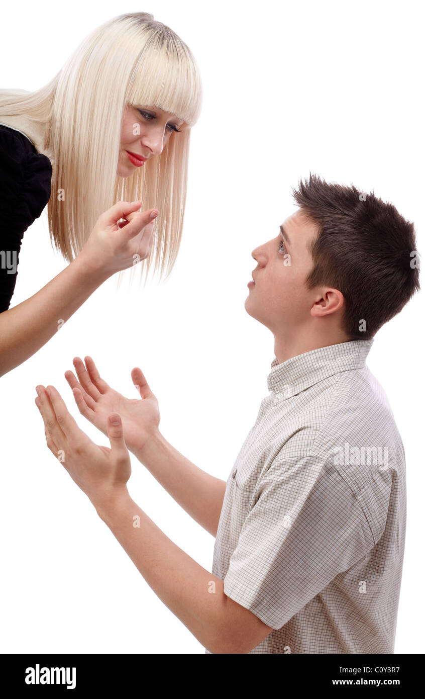 Junge Frau Streit mit ihrem Freund, der um Gnade zu bitten Stockfoto