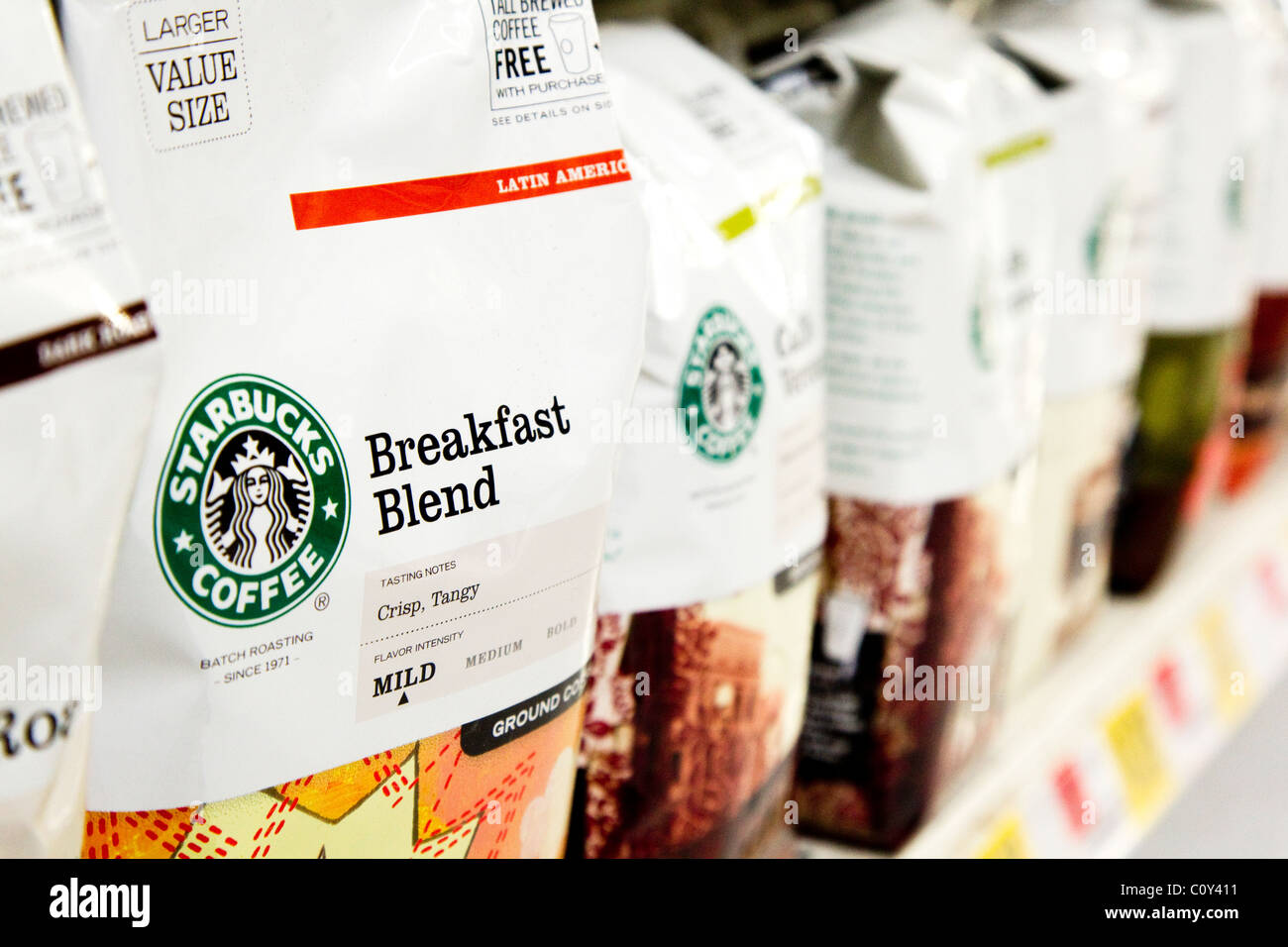 Starbucks Coffee Säcke Kaffee zum Verkauf auf Regal im Supermarkt Stockfoto