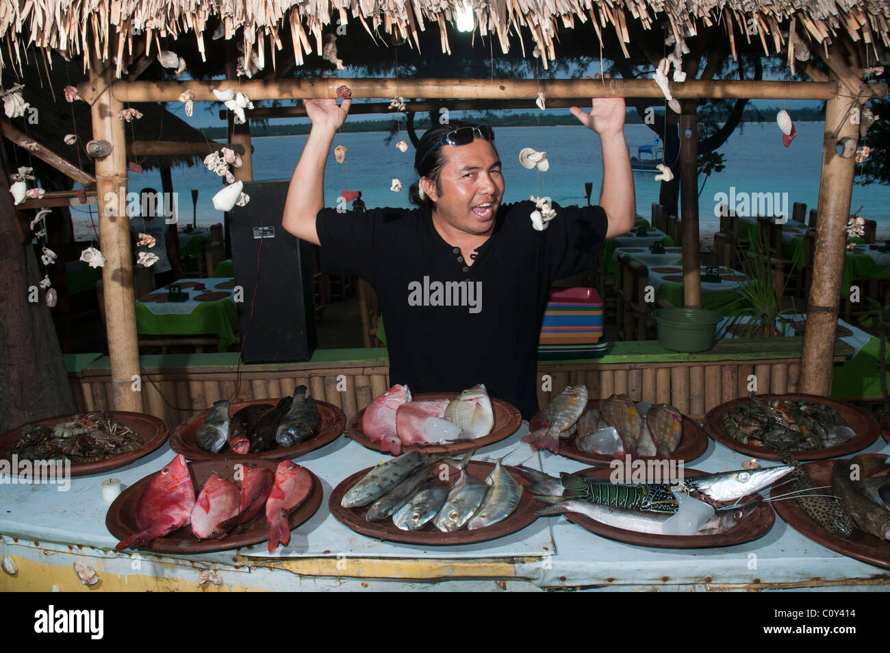 Eine extrovertierte Gastronom zeigt seine waren in einem Fischrestaurant auf der Insel Gili Trawangan in der Nähe von Lombok Indonesien Stockfoto