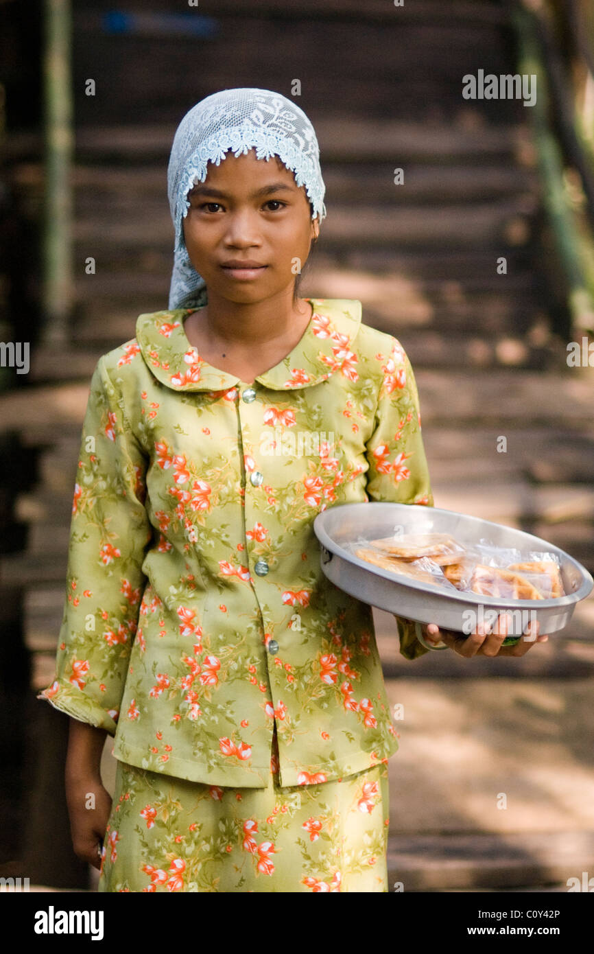 Vietnamesisches Mädchen Dorf am Mekong-Delta, Vietnam Erfrischungen an die Touristen zu verkaufen Stockfoto