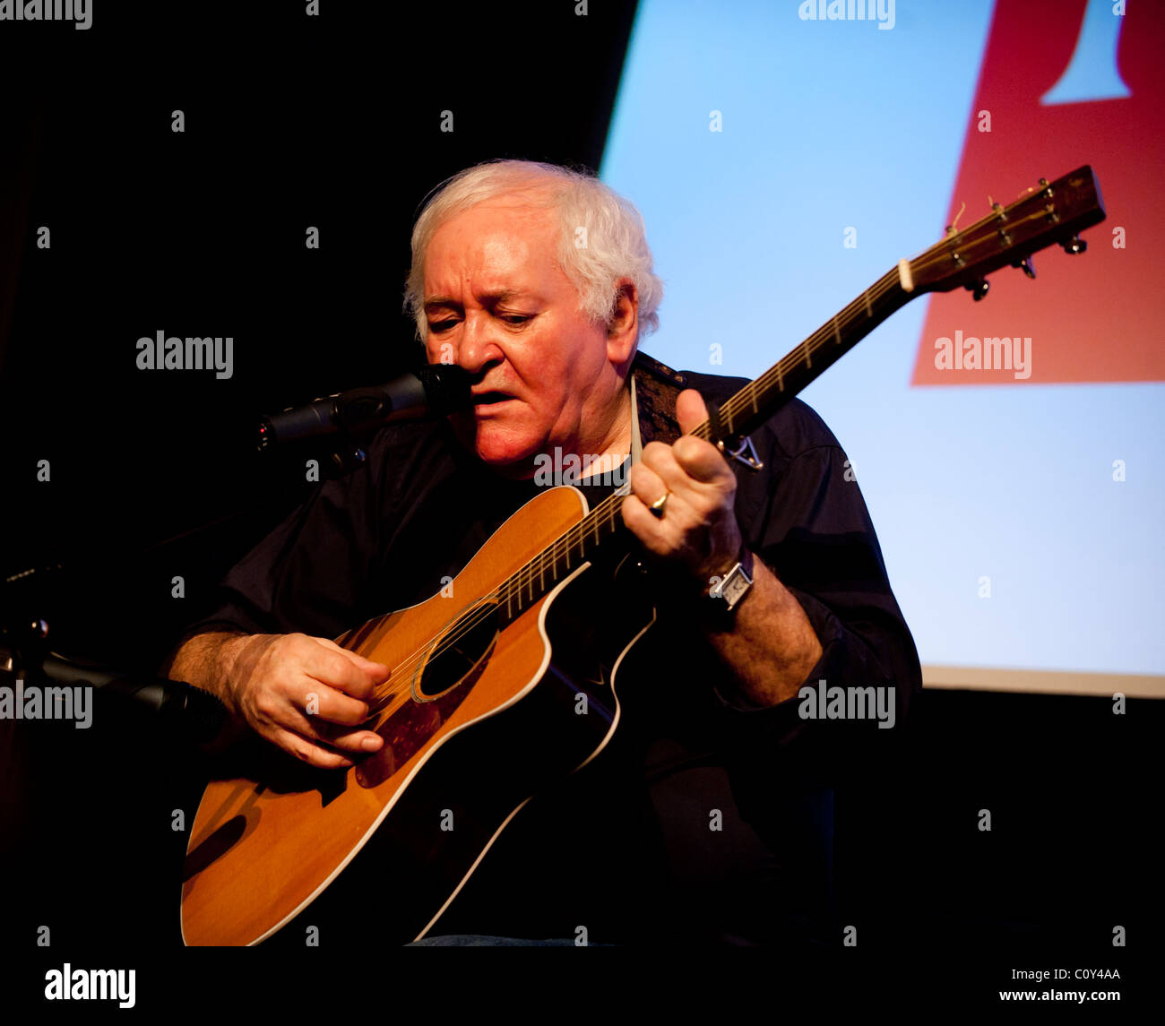 Meic Stevens, legendäre walisische Sängerin spielen eines seiner letzten Konzerte in der National Library of Wales, Aberystwyth Stockfoto