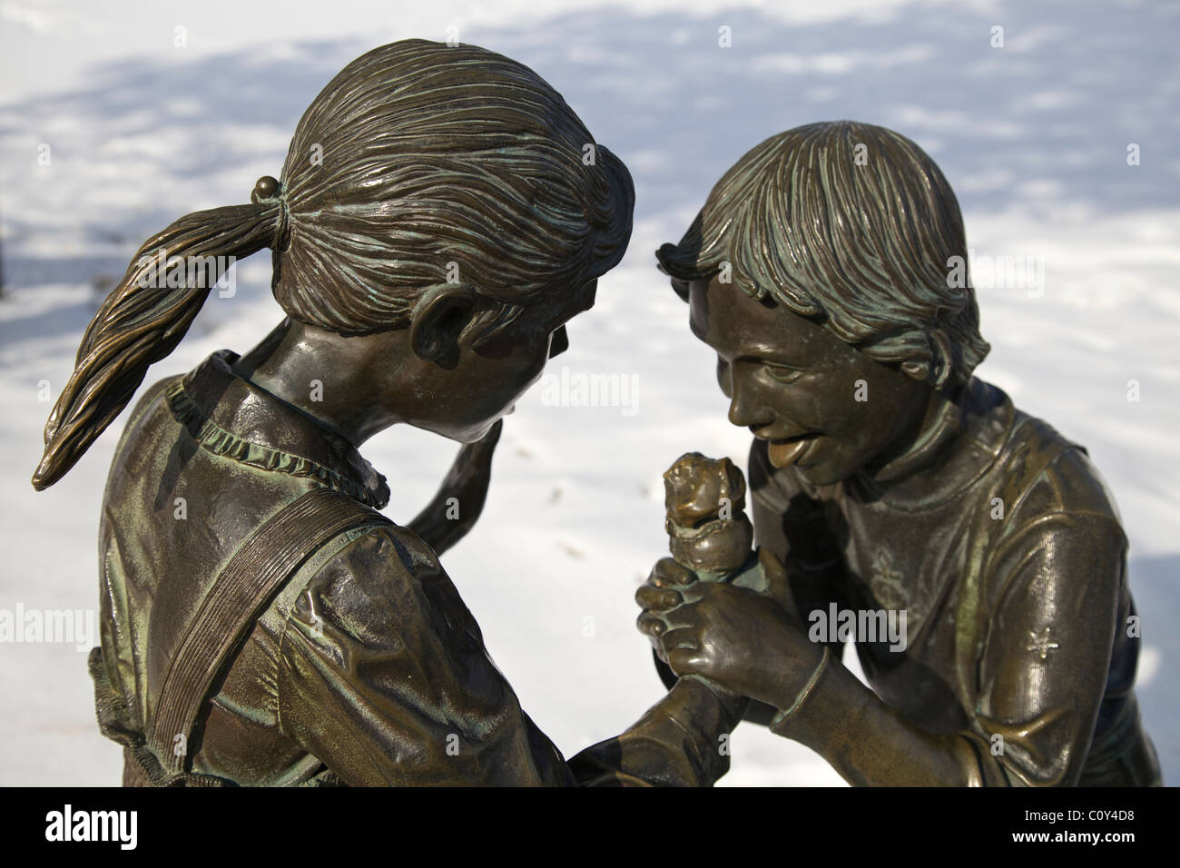 Mädchen und jungen Eis essen bronze Statue außerhalb ENMAX Wintergarten im Zoo von Calgary Stockfoto Mädchen und jungen Eis essen bronze Statue außerhalb ENMAX Wintergarten im Zoo von Calgary Stockfoto