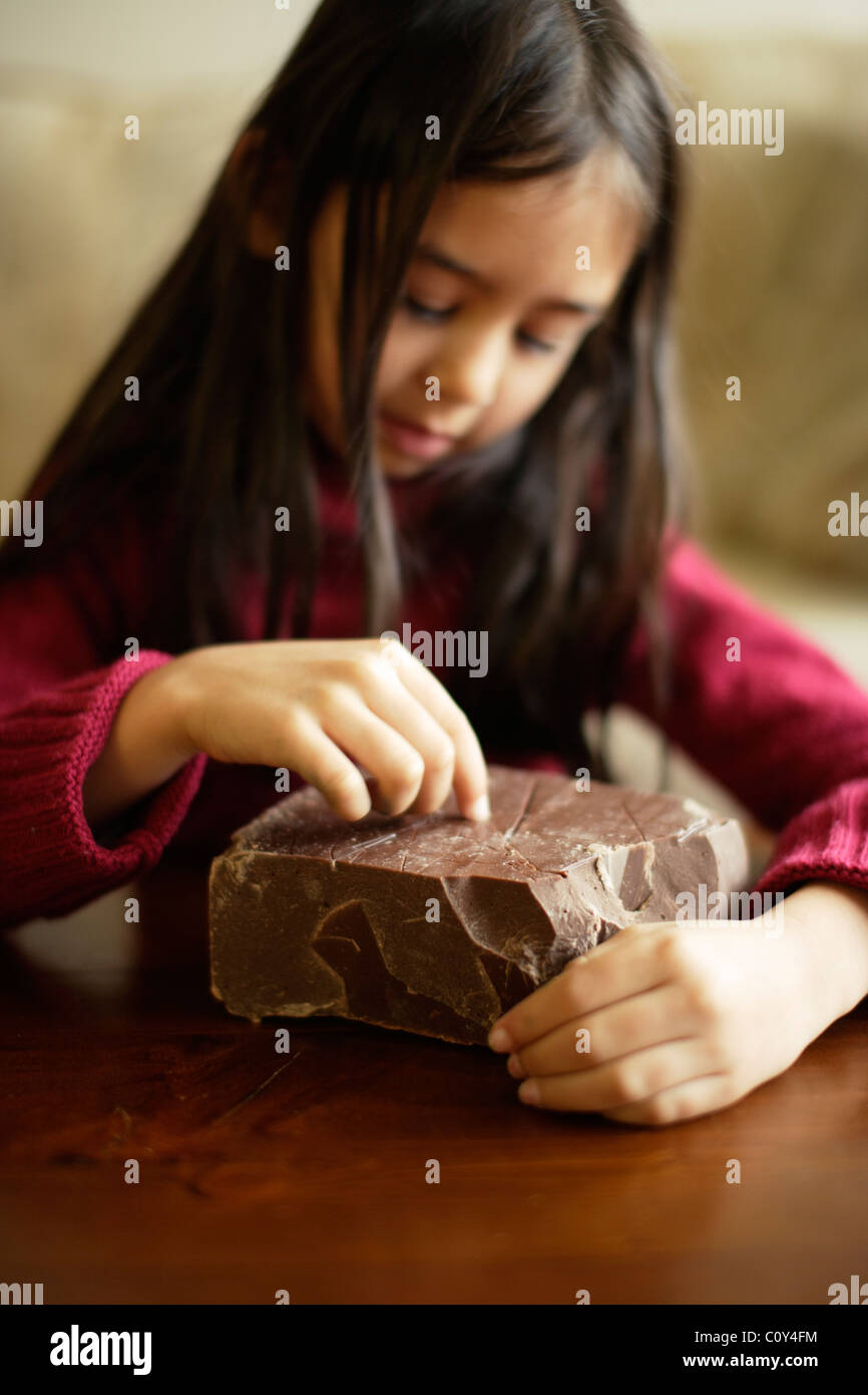 Mädchen mit großen Backstein Schokolade Stockfoto