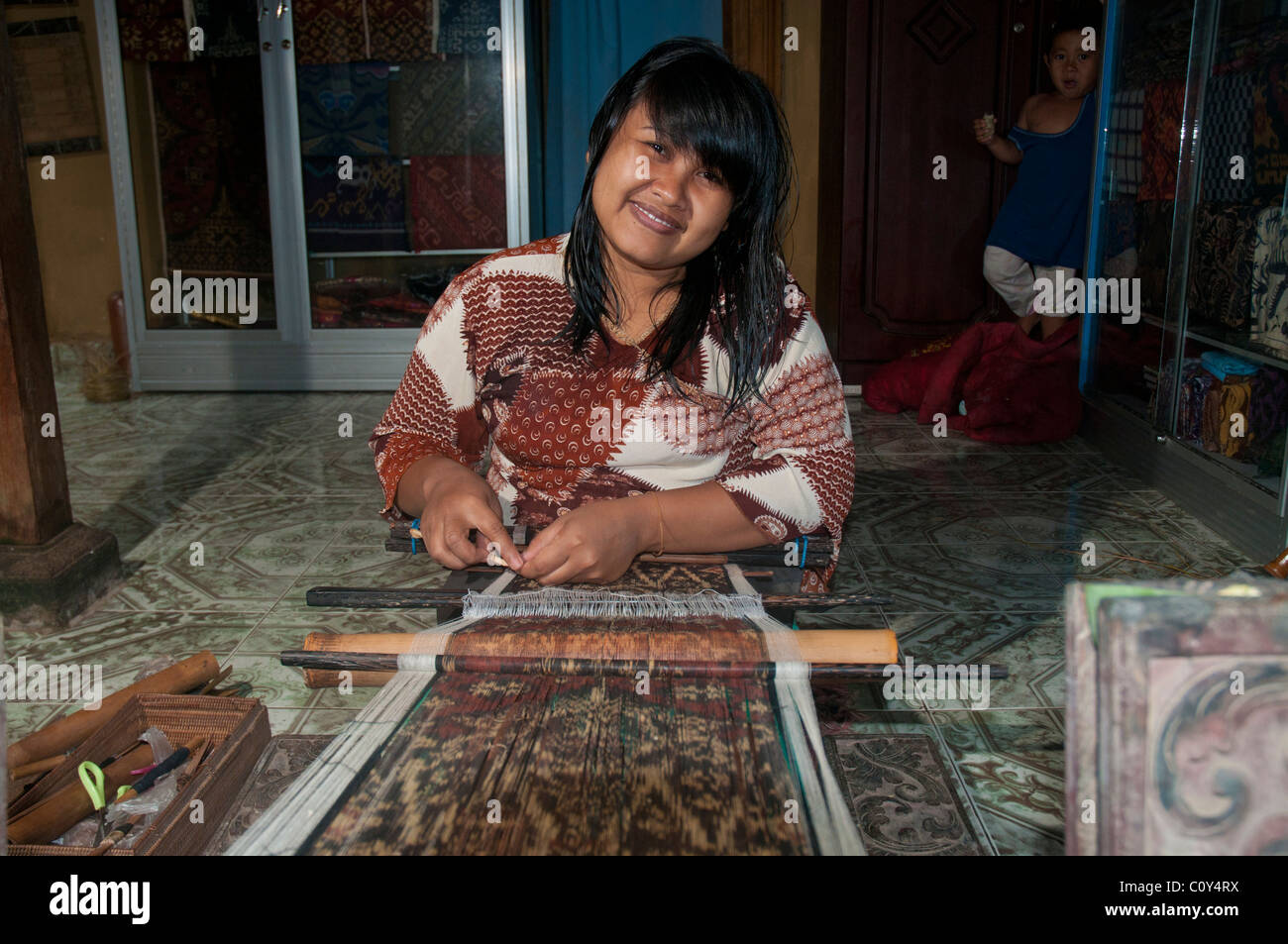 Frau macht traditionellen Ikat weben in der Aborigines Aga Dorf von Tenganan in Ost-Bali Stockfoto