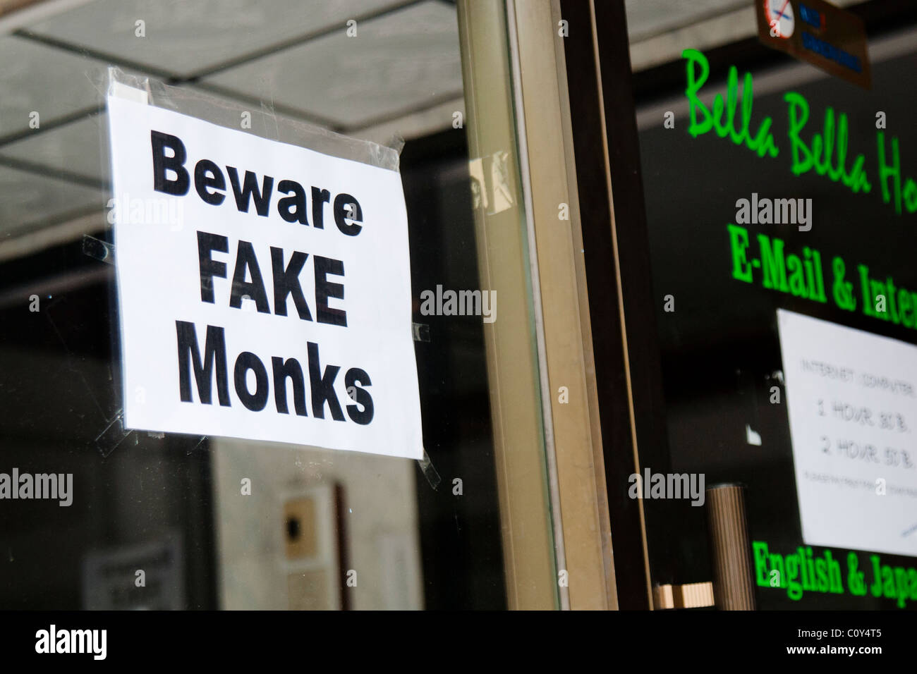 lustige Schild an einem Fenster in Bangkok: "Vorsicht Fake Mönche" Stockfoto