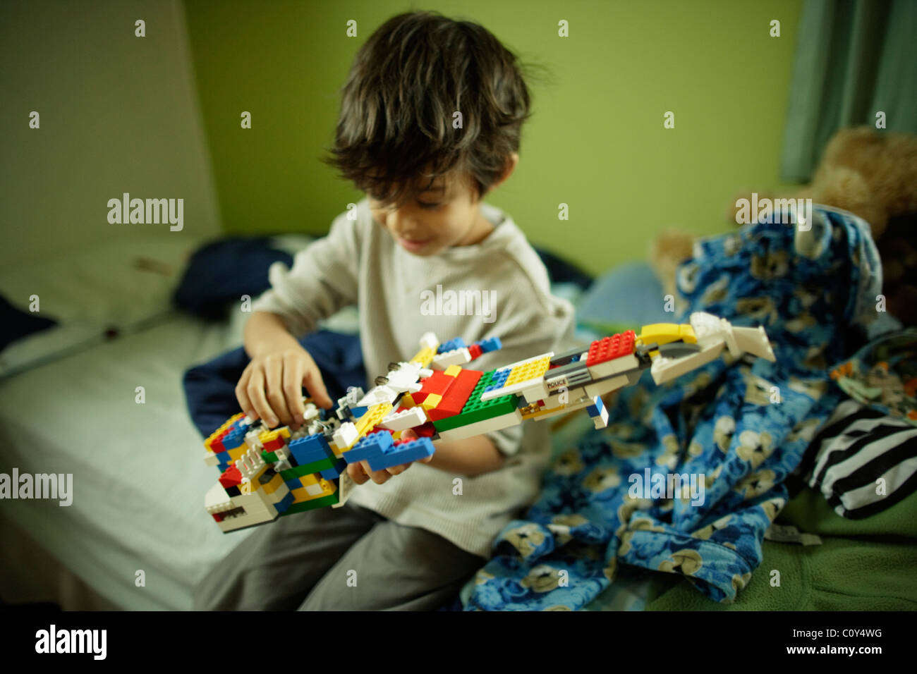 Junge mit Kunststoffblock Raumschiff seines eigenen Designs Stockfoto