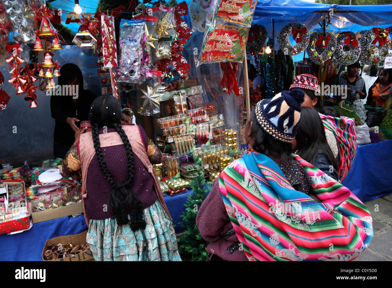 Aymara Frauen Einkaufen auf dem Weihnachtsmarkt, La Paz, Bolivien Stockfoto