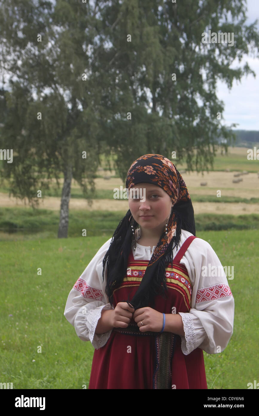 Ein Mädchen in einem russischen folk Kleid an Folklore-Festival in Pskow. Russland Stockfoto