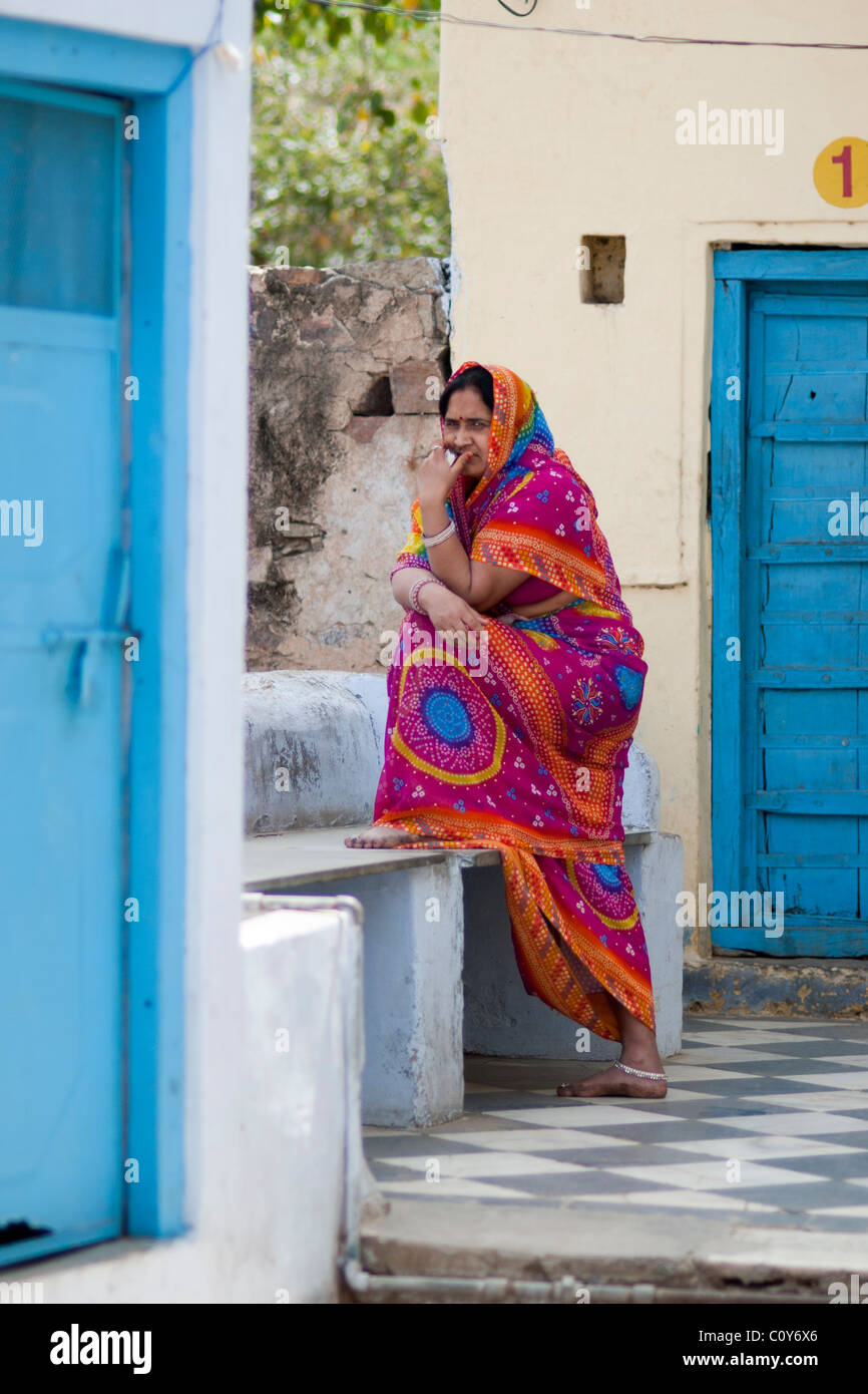 Indianerin gekleidet in Sari draußen wie Hotelzimmer aussieht Stockfoto