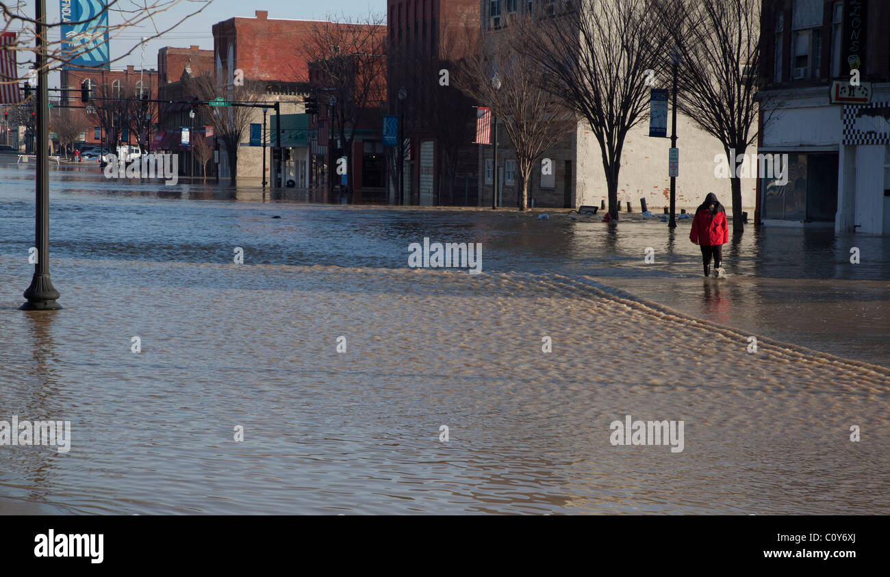 Findlay, Ohio - nach starkem Regen und Schnee schmelzen, überläuft der Blanchard River seinen Ufern Hochwasser Main Street. Stockfoto