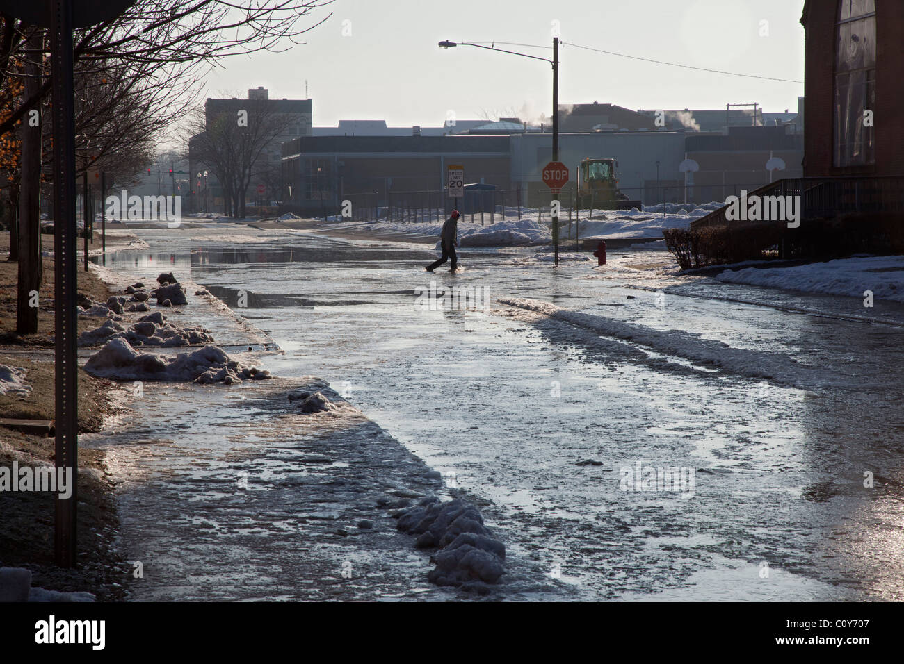 Findlay, Ohio - nach starkem Regen und Schnee schmelzen, läuft der Blanchard River seinen Ufern Überschwemmungen Straßen der Innenstadt. Stockfoto