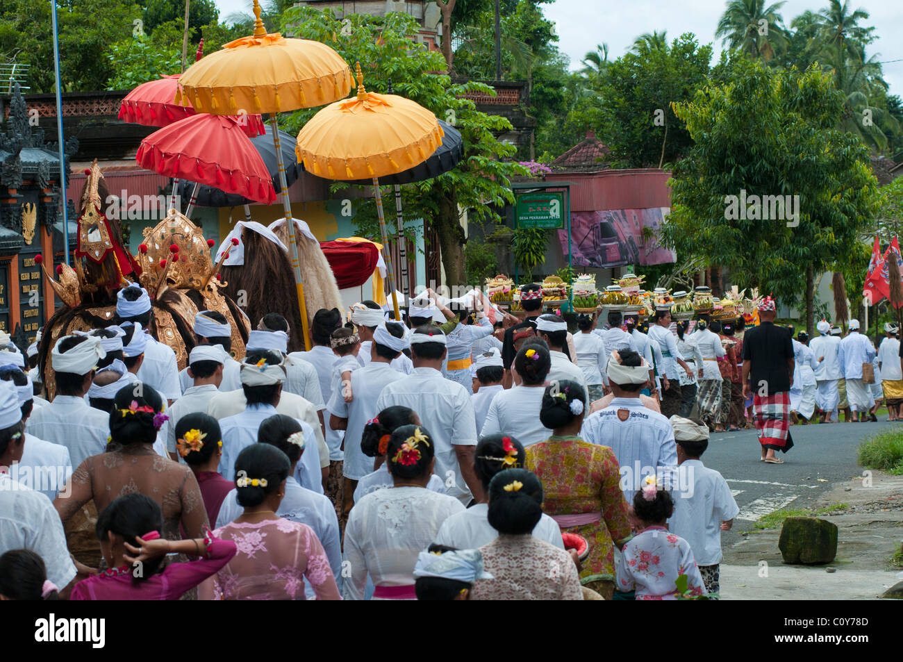 Eine traditionelle hinduistische Tempel Festival Prozession in Bali Indonesien Stockfoto
