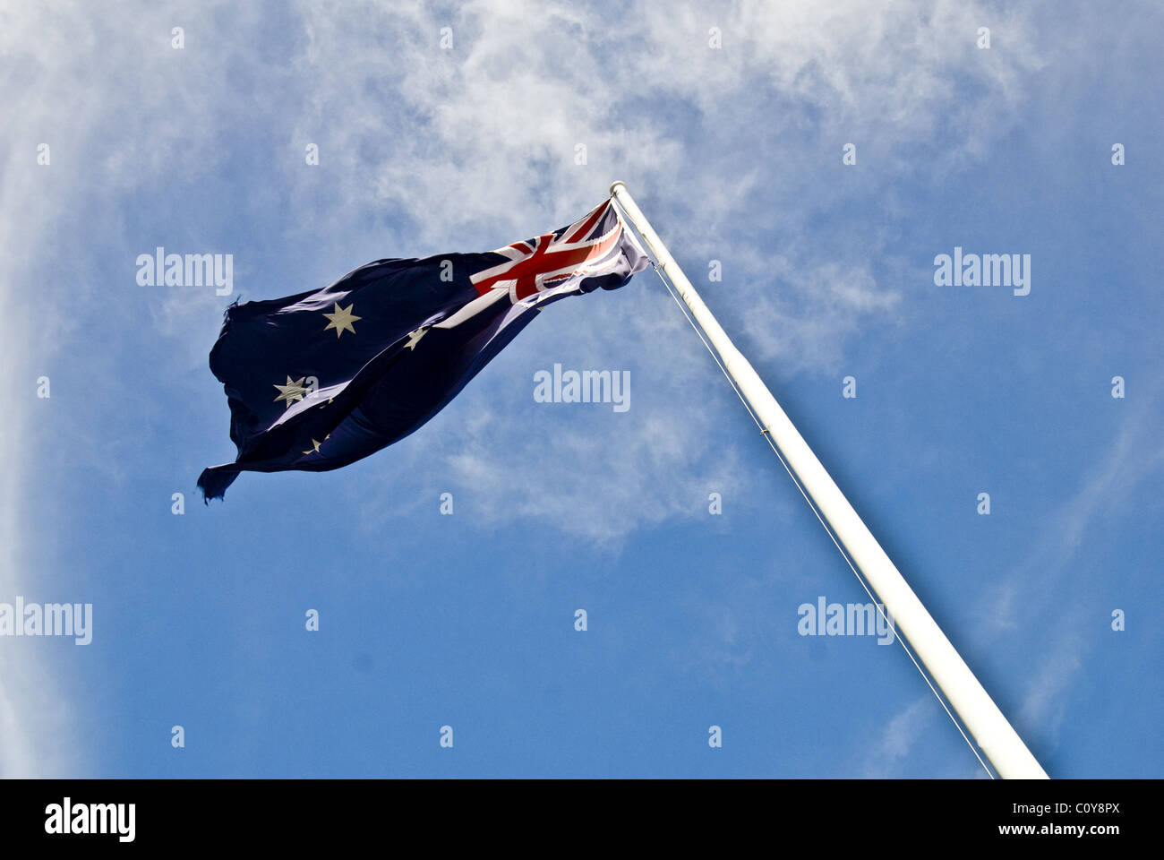 Die Australische Flagge im Wind fliegen. Stockfoto