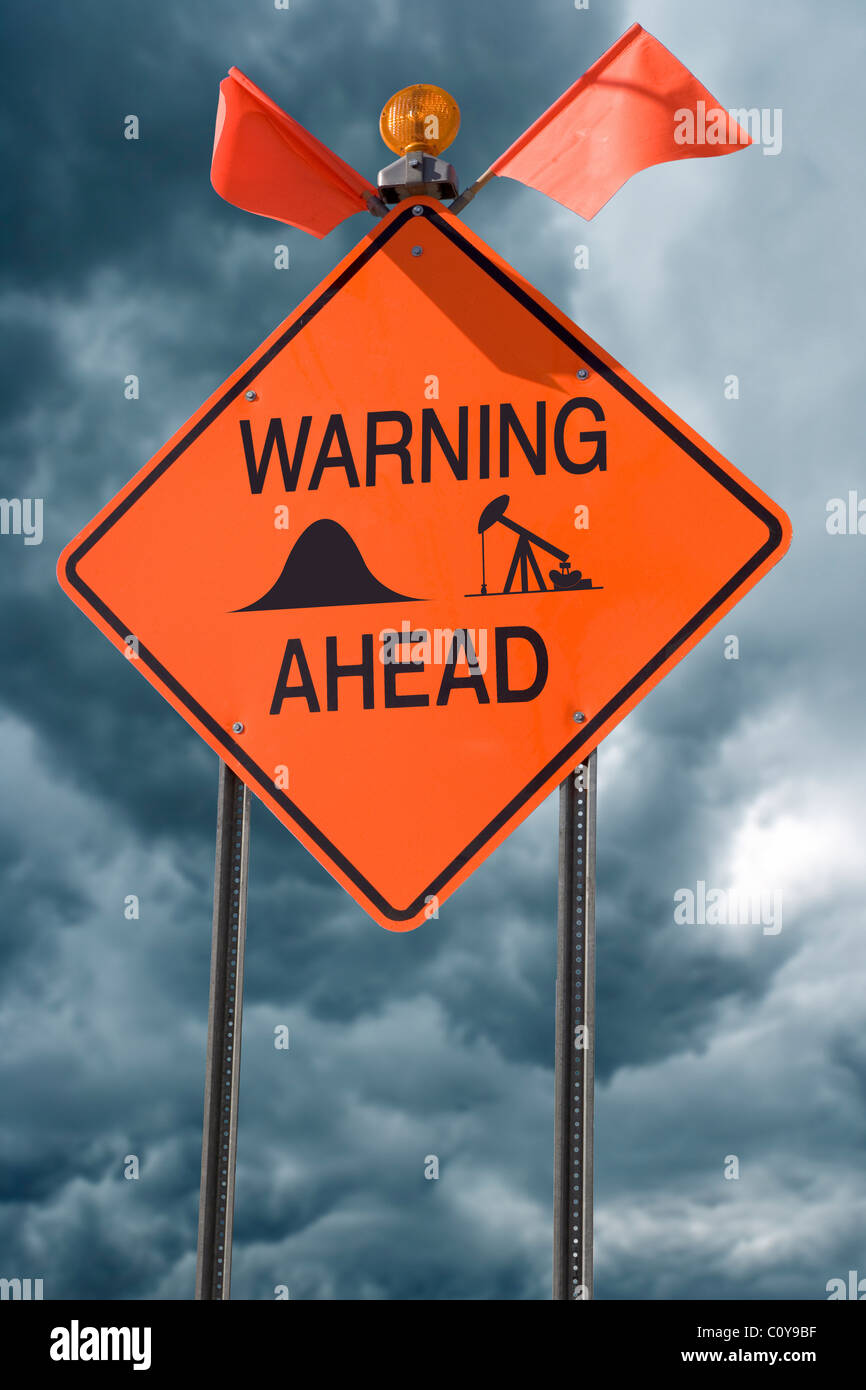 Eine orange Landstraße Sicherheit melden Sie mit Wörtern und Symbolen "Warnung-Peak Oil voraus" drauf. Stockfoto