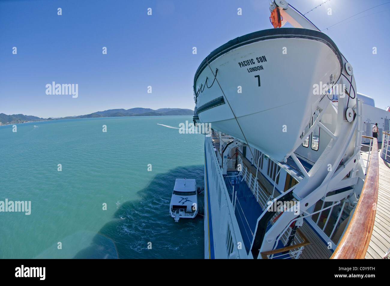 Ansicht der Rettungsboote auf dem Kreuzfahrtschiff "Pacific Sun' in den Whitsunday Islands, Queensland, Australien angedockt. Die Whitsundays im Great Barrier Reef Stockfoto