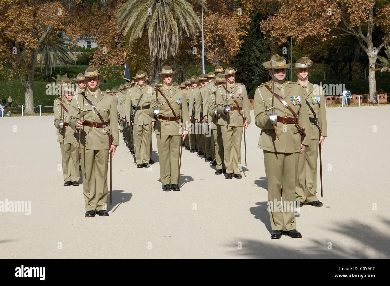 Australische Soldaten auf Parade, Torrens Parade in der Stadt Adelaide, South Australia. Stockfoto