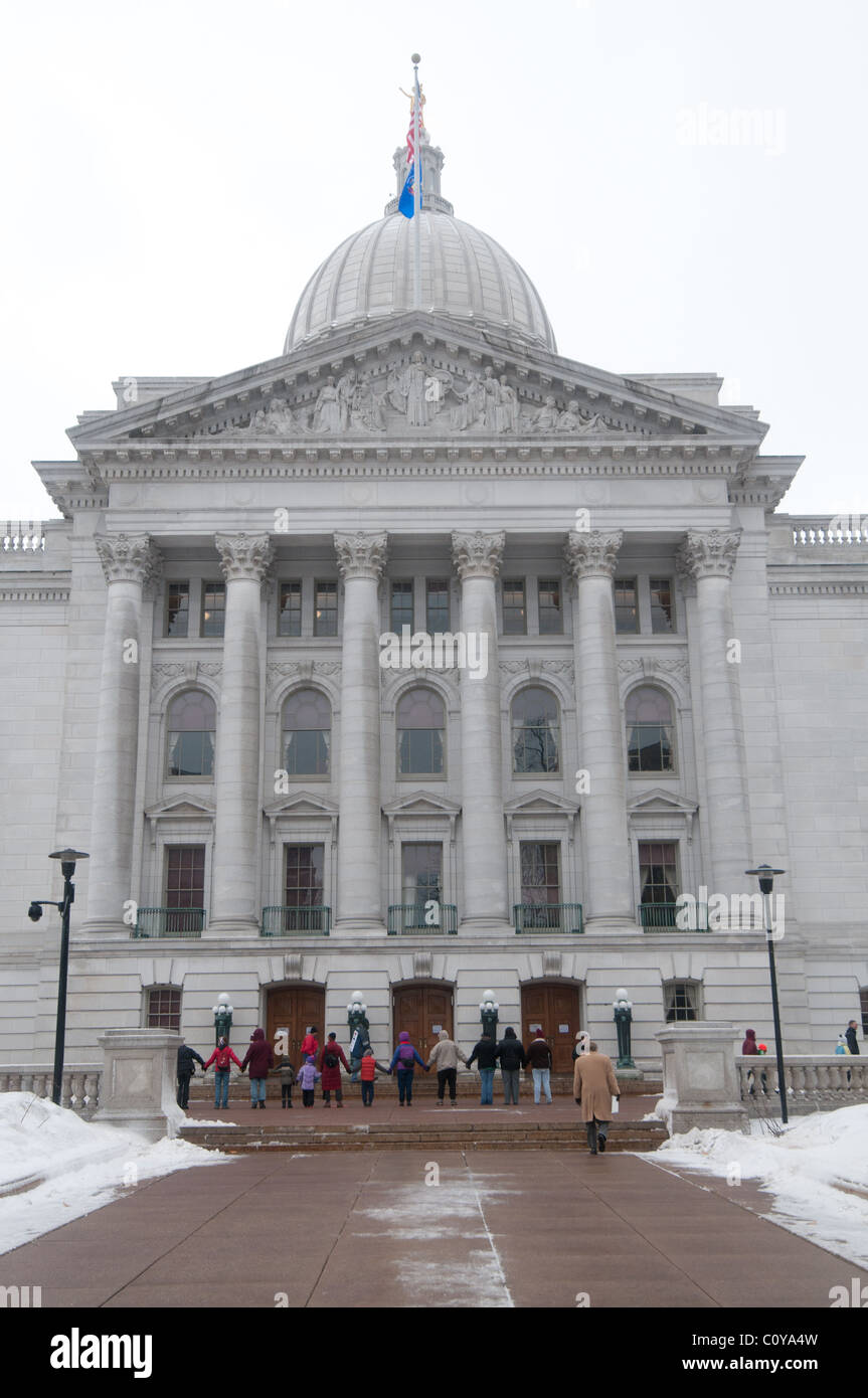 Demonstranten halten Hände um des Kapitols in Madison, Wisconsin, eingeführt von Scott Walker Entwurf des Haushaltsplans zu kämpfen. Stockfoto