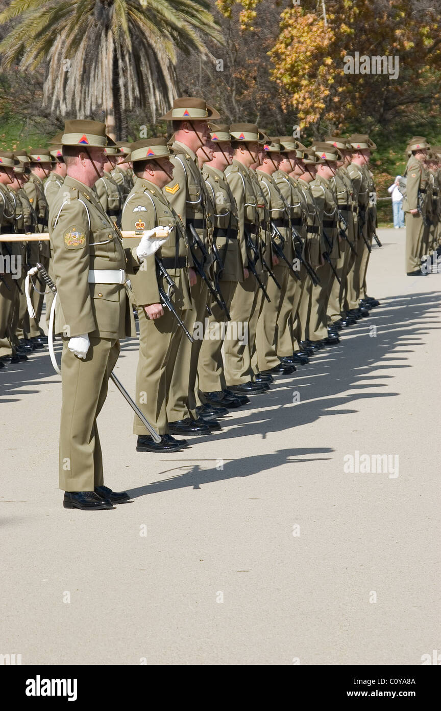 Australische Soldaten auf Parade, Torrens Parade in der Stadt Adelaide, South Australia. Stockfoto