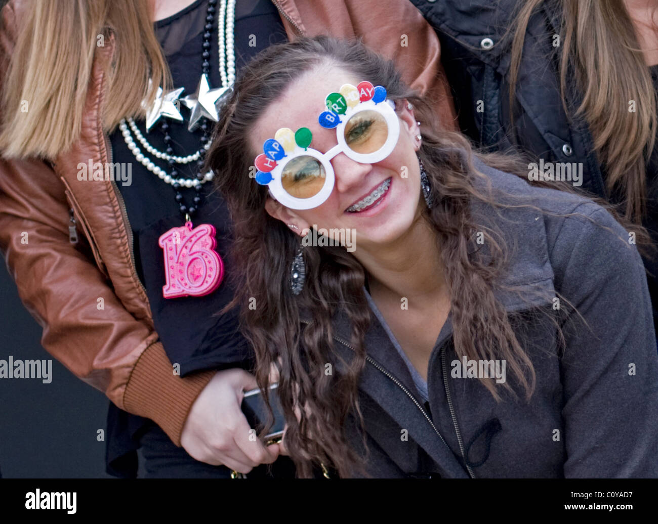 Eine Mädchen genießt einen 16. Geburtstag mit ihren Freunden feiern. Stockfoto