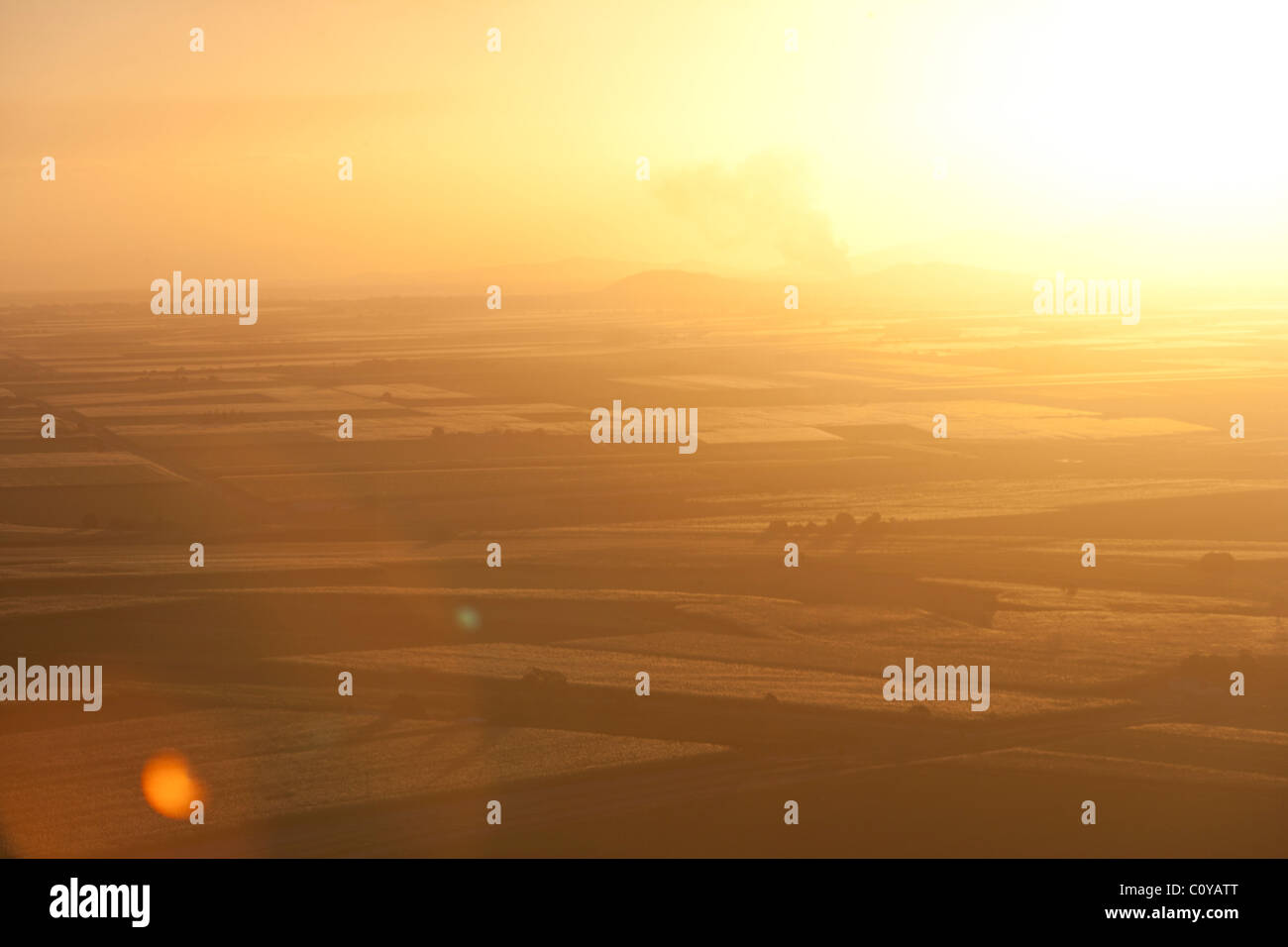Sonnenuntergang mit Blendenfleck über eine landwirtschaftliche Szene. Queensland, Australien Stockfoto