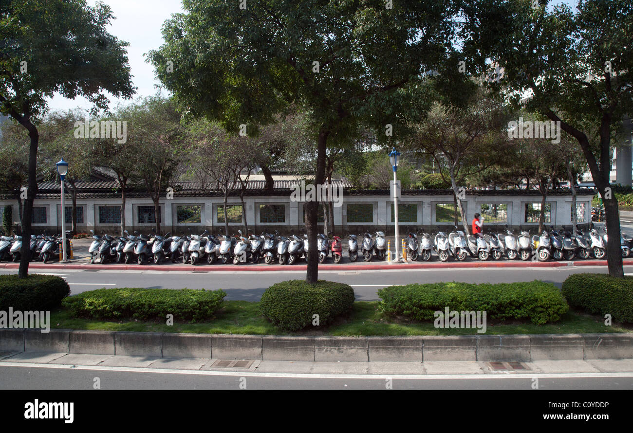 Viele Mopeds geparkt auf dem Bürgersteig in Taipei Stockfoto