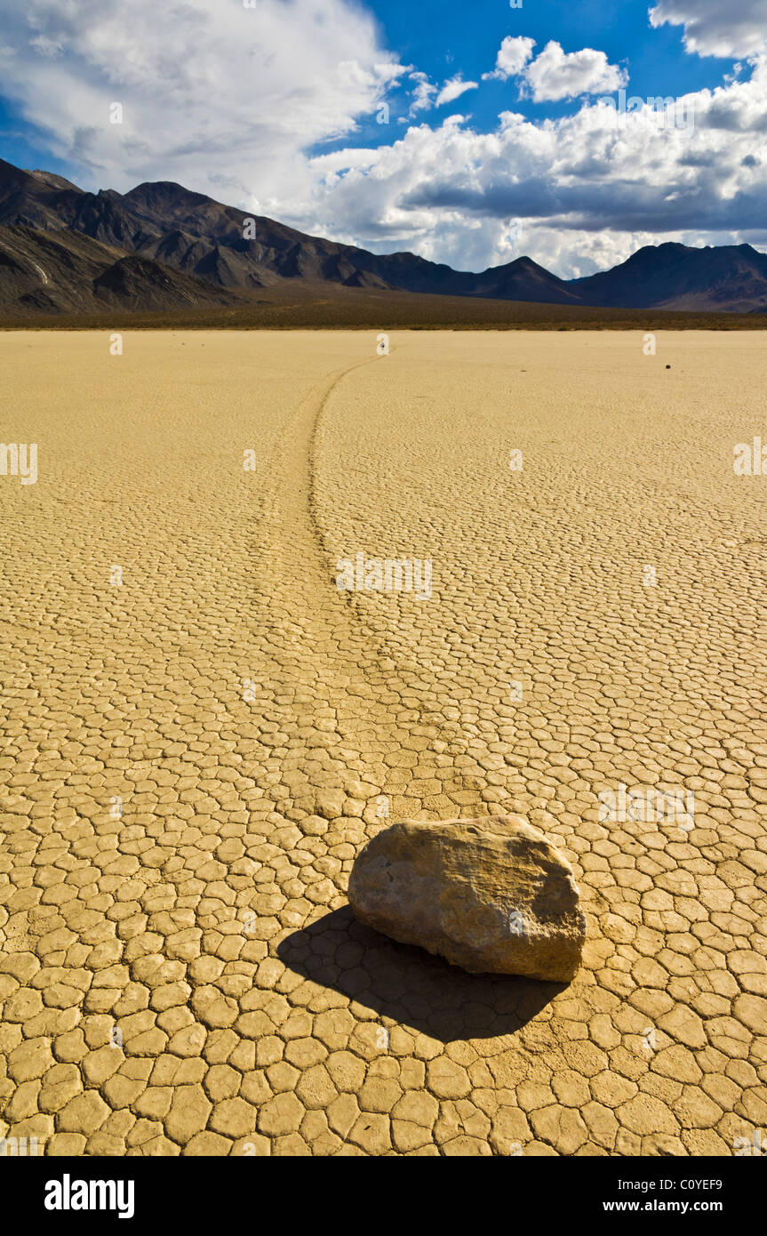 Die Tribüne im Racetrack-Tal, bekannt für seine schlittert Felsen auf dem Racetrack Playa, Death Valley Nationalpark, Kalifornien Stockfoto