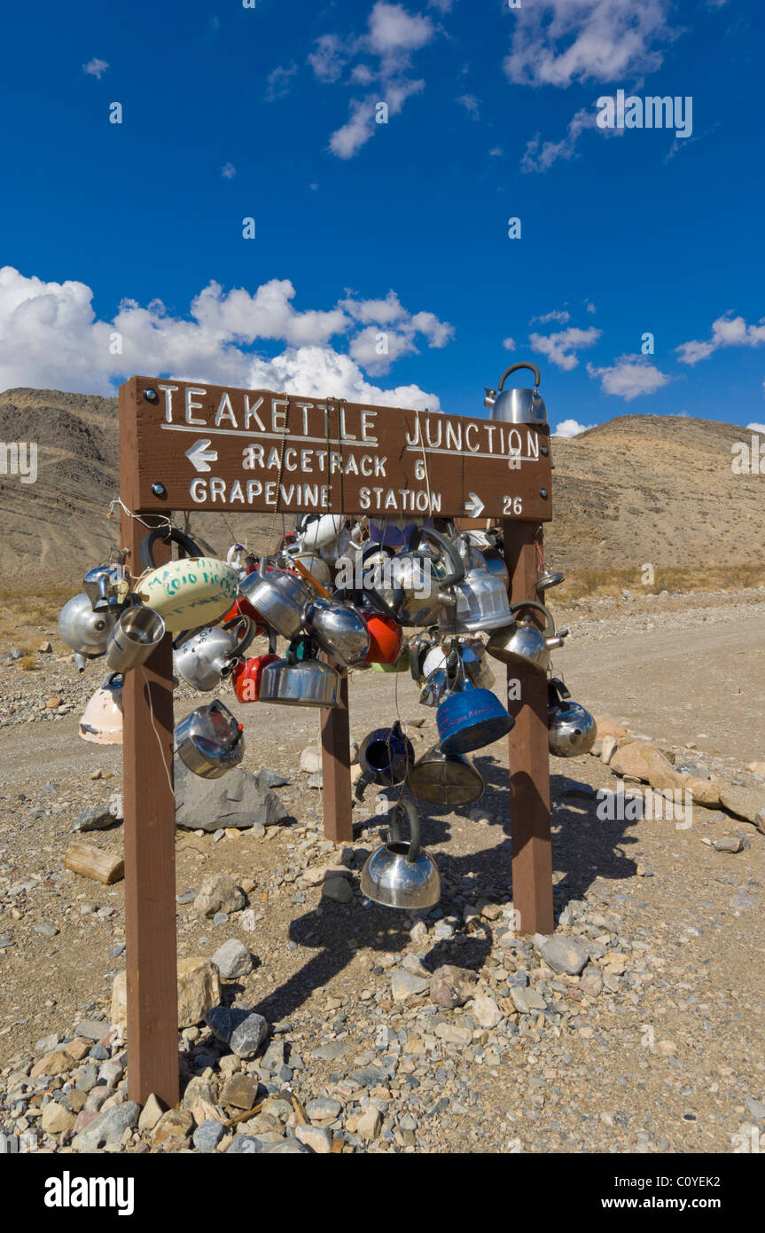 Einen Wasserkocher Junction und Straße Zeichen fallenden Töpfe und Pfannen, Death Valley Nationalpark, Kalifornien, USA Stockfoto