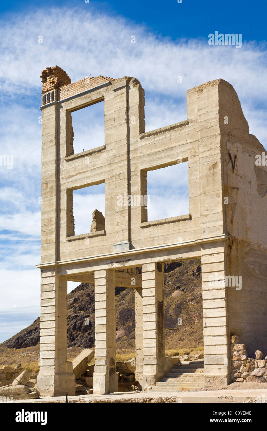 Rhyolith Geisterstadt alten verlassene Gebäuden der Goldgräberstadt in der Armagosa Wüste in der Nähe von Beatty Nevada USA Stockfoto