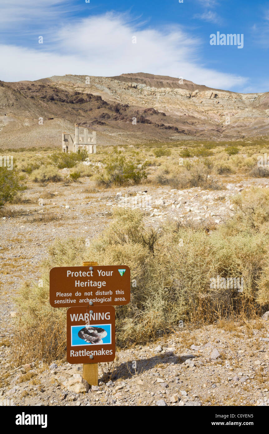 Rhyolith Geisterstadt alten verlassene Gebäuden der Goldgräberstadt in der Armagosa Wüste in der Nähe von Beatty Nevada USA Schlange Warnung Stockfoto