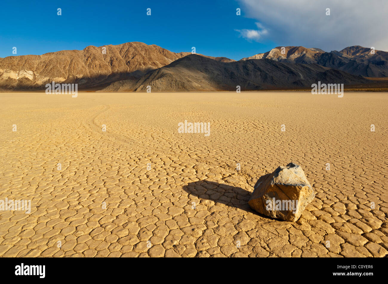 Die Tribüne im Racetrack-Tal, bekannt für seine schlittert Felsen auf dem Racetrack Playa Death Valley Nationalpark Kalifornien USA Stockfoto
