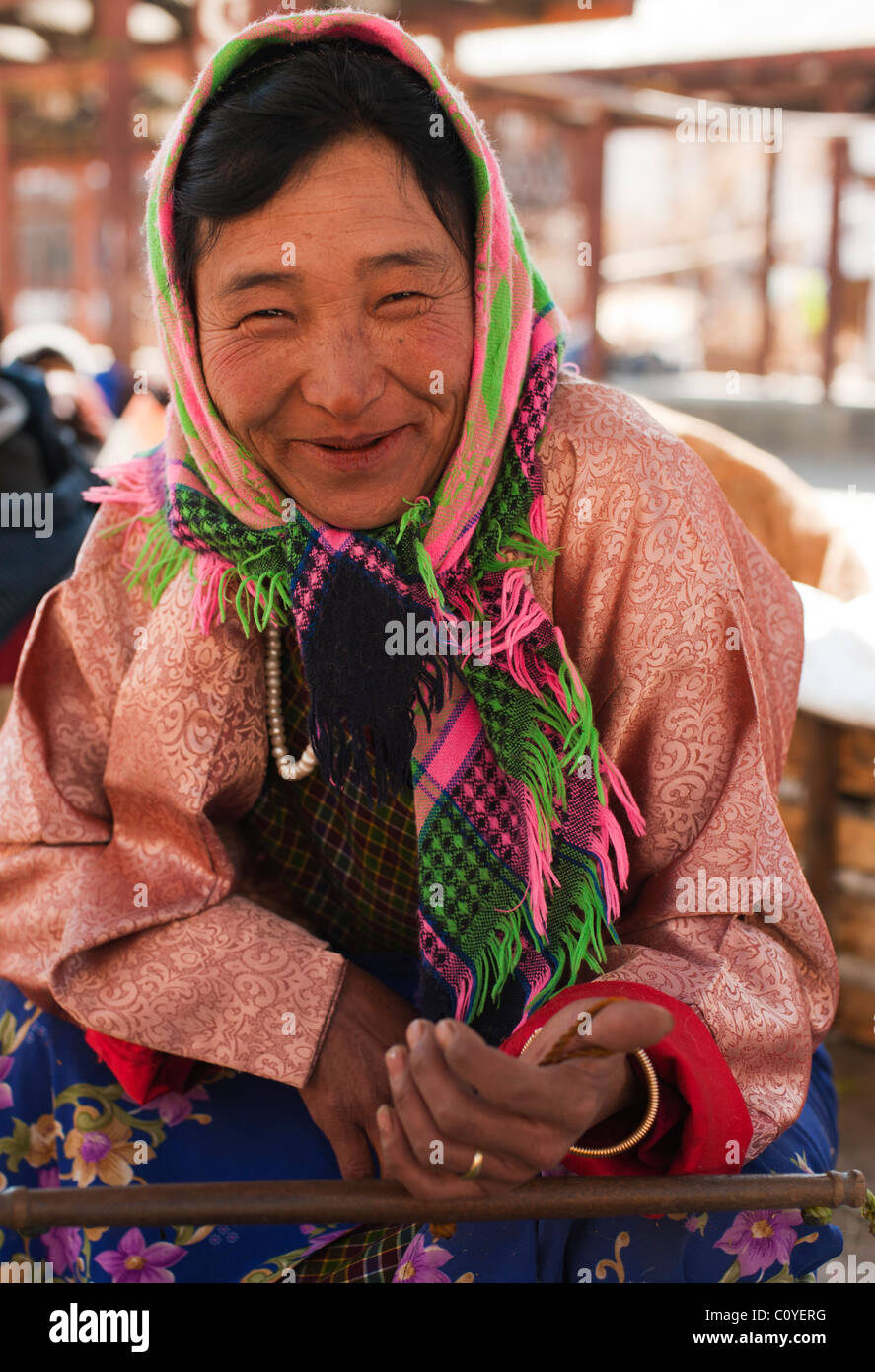 Bhutan Frau in bunten Schal und verkaufen ihre waren auf dem Markt der Paro-Dress. Stockfoto