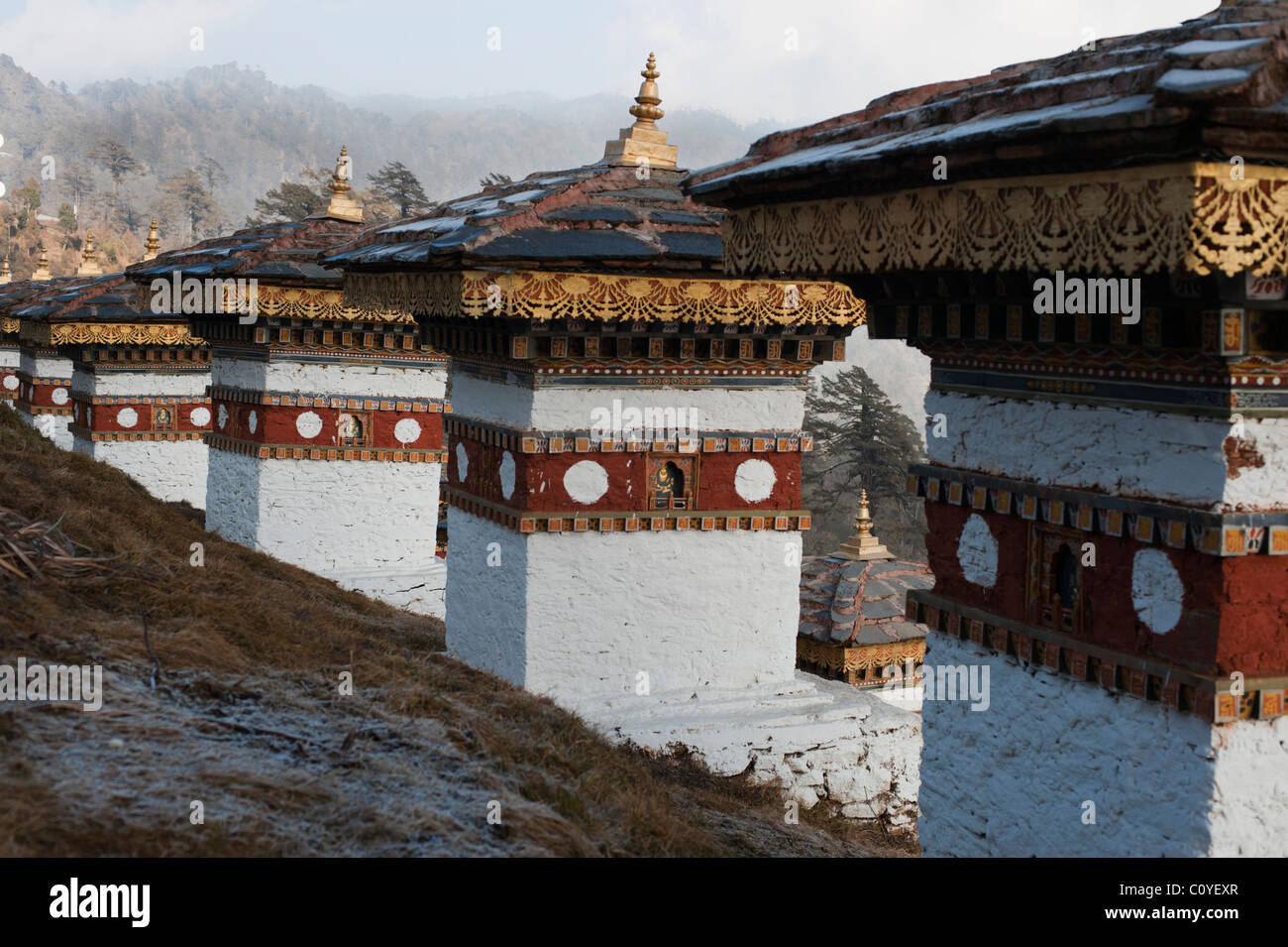 Eine Reihe von Memorial Kapellen in zentralen Bhutan gebaut auf der Spitze einer großen zentralen Autobahn, einer der bhutanesischen Könige zu Ehren. Stockfoto